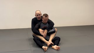This arm trap makes getting the Rear Naked Choke easy