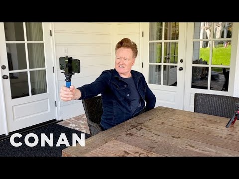 コナンは自撮り棒を使用する方法を学びます (Conan Learns How To Use A Selfie Stick)