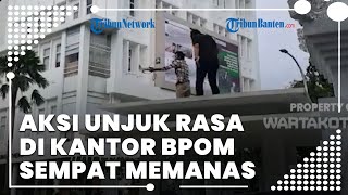 Aksi Unjuk Rasa di Depan Kantor BPOM Sempat Memanas, Massa Mendobrak Pagar Kantor