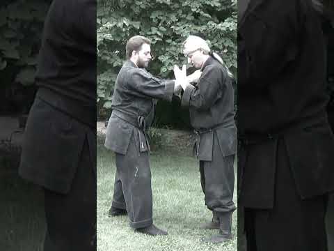 NINJA FIGHTING TECHNIQUES 🥷🏻 How To FIGHT against a TWO HAND GRAB for SELF DEFENSE #Shorts