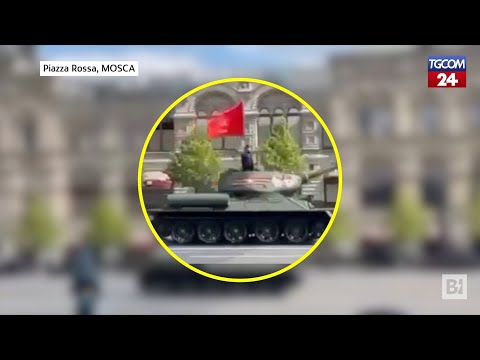 Mosca, la parata del 9 maggio e il carro armato che mostra le difficoltà russe
