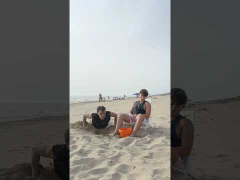 Leo è noioso, chi viene a divertirsi con me in spiaggia?☺️