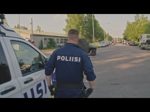 Poliisit - Jonne ajaa poliisia karkuun kilvettömällä hussella