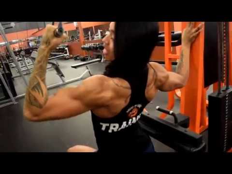 Performing the Single Arm Lat Pulldown