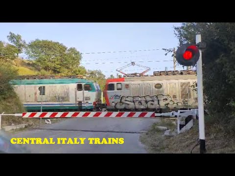 Doppia E.652 + E.633 - In transito al Passaggio A Livello. HD Video