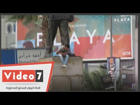 شاب يخاطر بحياته من أجل سيلفى تحت أقدام نجيب محفوظ