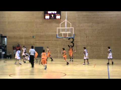 Triple i falta rebuda Alex Font al partit Mini Vermell Manresa - Molins. Gener 2012