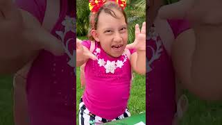 Maria Clara finge brincar de vender PICOLÉ | Pretend Play Selling Ice Cream   MC Divertida