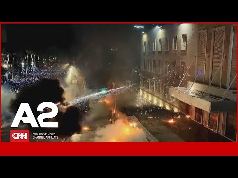 LIVE - Hidhen molotov e fishekzjarrë drejt Kryeministrisë, largohen protestuesit