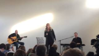 Trisha Yearwood - LIVE - &quot;Cowboys Are My Weakness&quot;