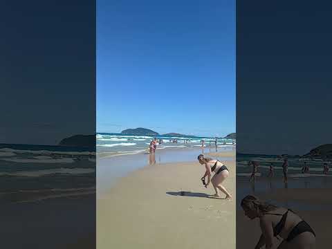 Com temperatura de 25º na capital catarinense, levou milhares de pessoas as praias nesta segunda-feira. 