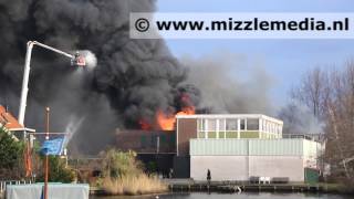 preview picture of video 'Zeer grote uitslaande brand aan de Westzanerdijk in Zaandam'