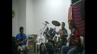 Download lagu Evolusi - Madu Cinta Berbisa mp3