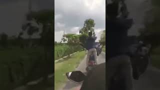 Download lagu akibat banyak gaya,jatuh dari motor#shorts #vidolucu #viral mp3