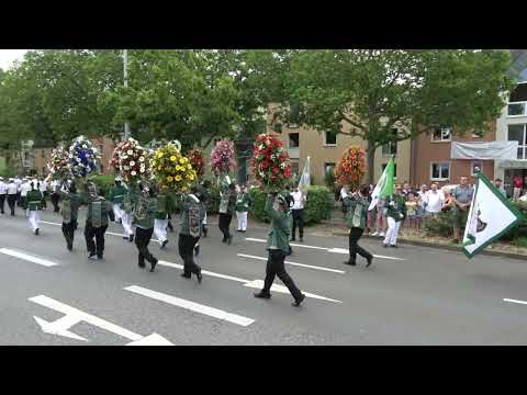 Schützenfest in Neuss-Reuschenberg. Der Fahnenwalzer und die Blumenparade am 09. Juli 2023