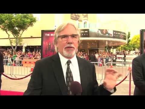 RED 2: Dean Parisot on directing Bruce Willis and the rest (Premiere Red Carpet)