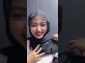 Live Amel Memamerkan Belahan Luar Biasanya