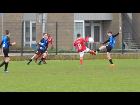 Een schot van PVC wordt door de DVSU-keeper knap weggetikt.