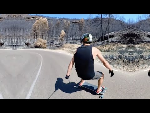 Экстремальный спорт Freeboarding Through A Burnt Forest