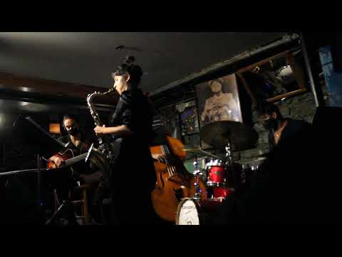 La casa amarilla by Carolina Mercado