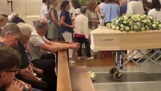 Mattia Maestri, il funerale a Coredo: il paese radunato in chiesa, il silenzio della famiglia, gl...