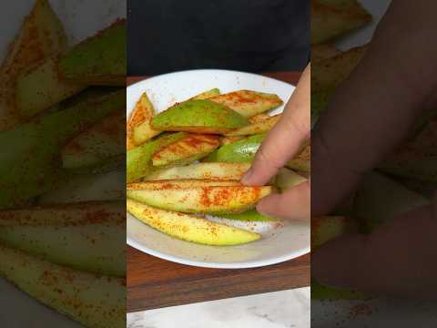 Raw Mango With Chilli And Salt ASMR #shorts #asmr #crunchytreats #food #cooking #streetfood #summer