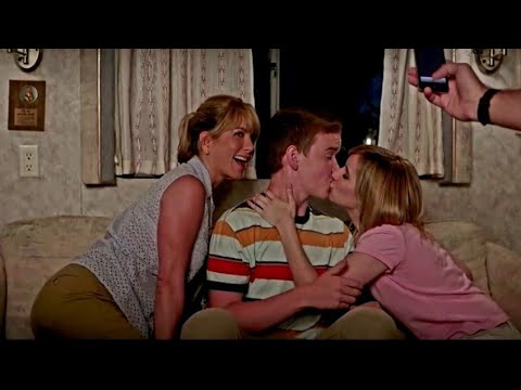 Мама с сестрой учат сына целоваться - Мы - Миллеры (2013) - момент из фильма