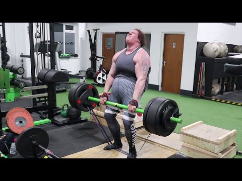 WORLDS STRONGEST WOMAN LIFTS CRAZY HEAVY WEIGHTS..