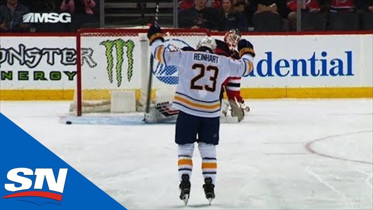 Vidéo: Un but du centre de la glace...