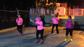 Con las manos arriba de Limi-T21 y Gilberto Santa Rosa