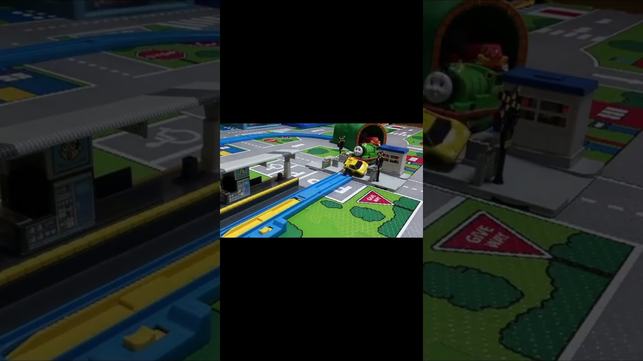 プラレール トーマスとパーシー チョロQふみきりわたる shorts