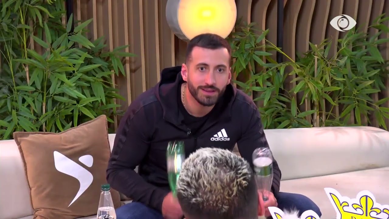 Majmunin…/ Gjesti i këndon Gertës, ndërsa Jozi krijon muzikë me shishet plastike