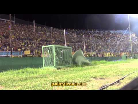 "La hinchada grita los goles de Diego Forlán ante Defensor." Barra: Barra Amsterdam &bull; Club: Peñarol