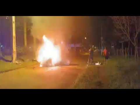Caazapá: Joven de 18 años muere tras impactar columna e incendiarse su auto