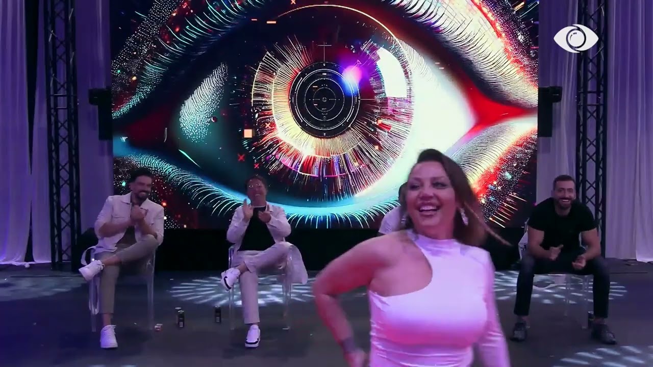 Gerta mbyll sfilatën, vajzat bëjnë parakalimin e fundit para djemve, banorët i duartrokasin