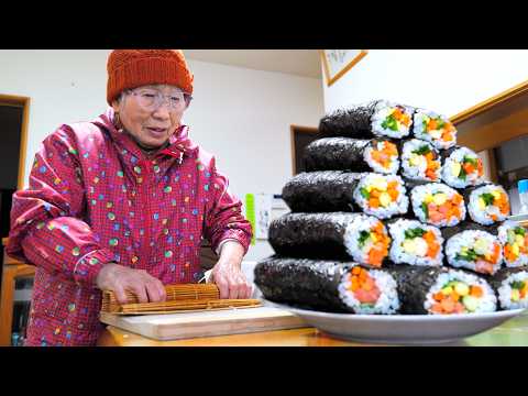 Eine japanische Oma macht eine riesige Sushirolle für eine Tradition