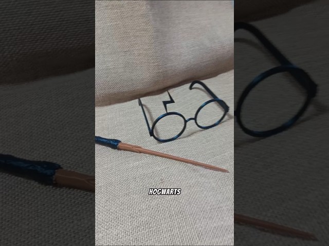 Vídeo relacionado con Rubies Varita Voldemort, Color Blanco, Accesorio disfraces, Complemento para disfraz, Licencia Oficial Harry Potter para Carnaval, fiestas, cosplay