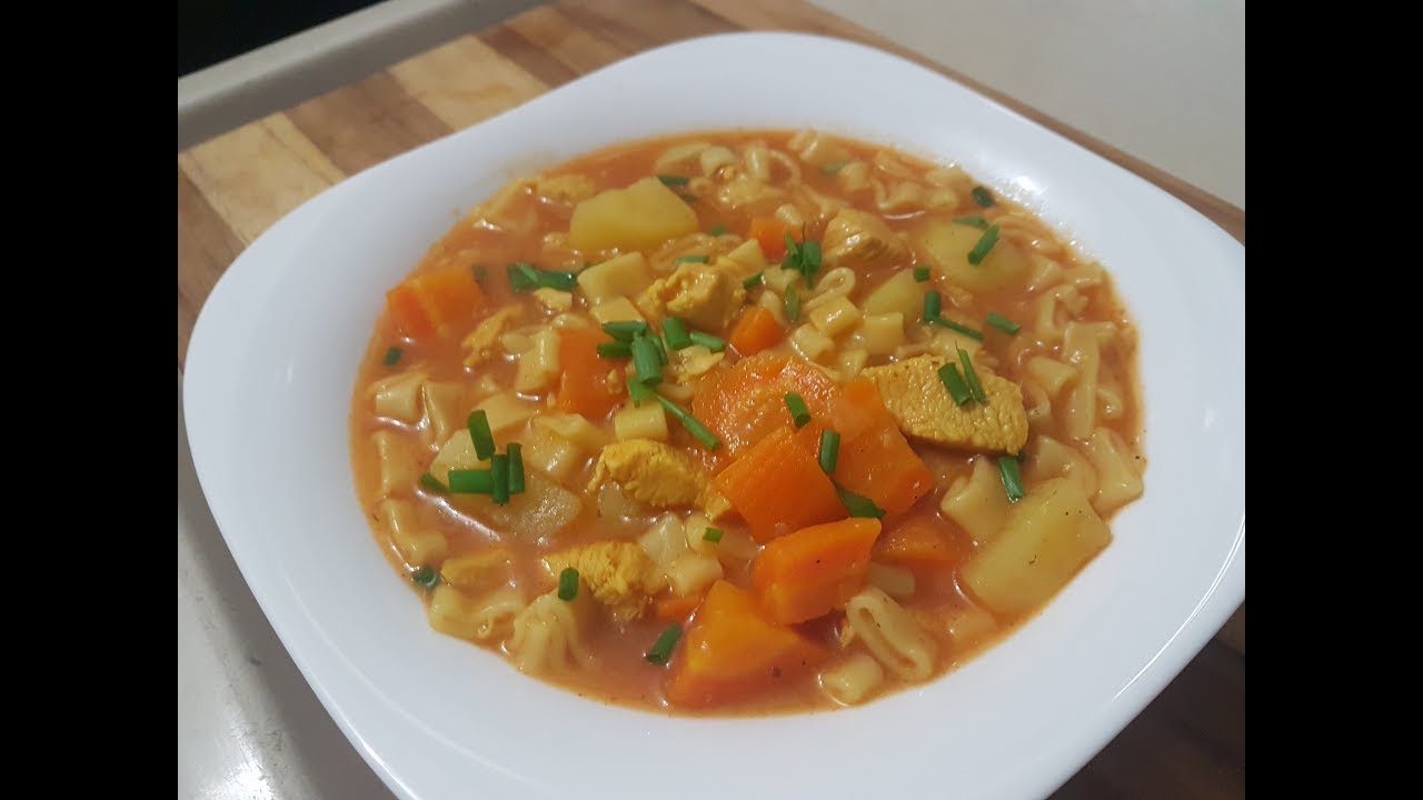 Sopa de legumes macarrão e frango
