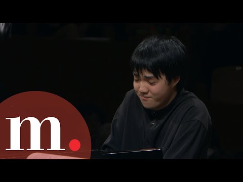 Mao Fujita 藤田真央 with Riccardo Chailly perform Rachmaninov's Piano Concerto No 2