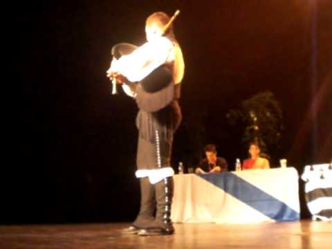 Alberto Coya interpretando la so pieza bretona