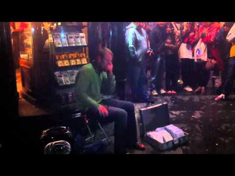 Dubstep human beatbox on the Royal Mile (Edinburgh, Scotland)