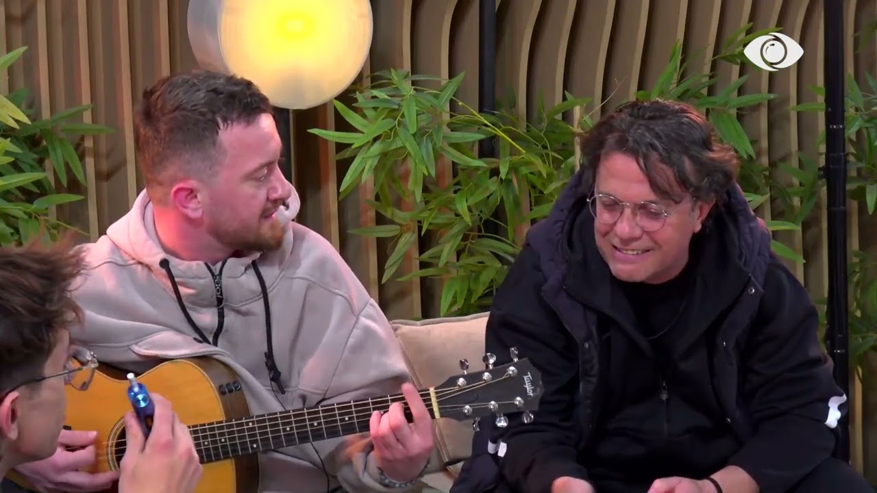 Tiri luan me kitarë, banorët e shoqërojnë duke kënduar