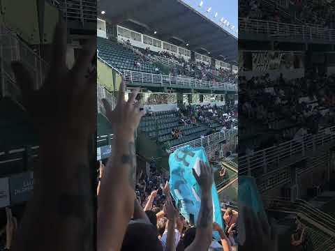 "Un niño con la camiseta de Banfield se pone frente a la tribuna de Racing y esto pasa…" Barra: La Guardia Imperial &bull; Club: Racing Club
