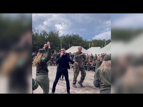"Мала, танцюй": українські військові та Віталій Козловський