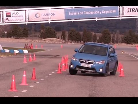 Subaru XV 2016 – Maniobra de esquiva (moose test) y eslalon | km77.com