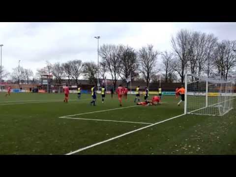 Jordi van Ammers wordt in de mangel genomen door keeper Hoogland