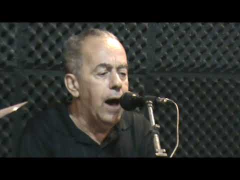 HÉLIO SANTISTEBAN (Ex-vocalista do grupo musical "Pholhas") ENSAIANDO COM SUA BANDA.