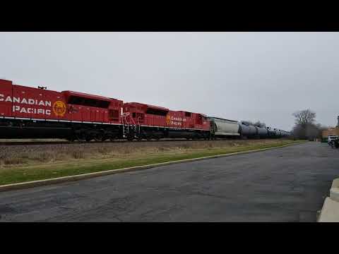 CP 7033 leads CP 686 past Des Plaines