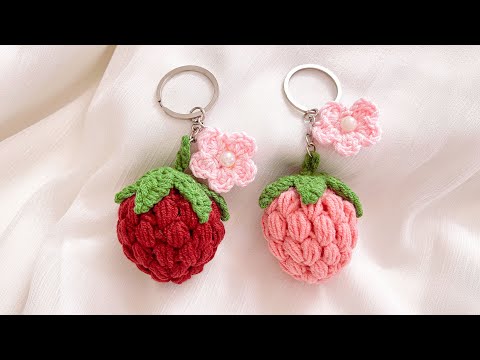 Very beautiful strawberry keychain crochet in few minutes| chaveiro de morango de crochê