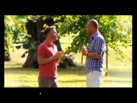 Christopher Maloney giving Gary Barlow the frame